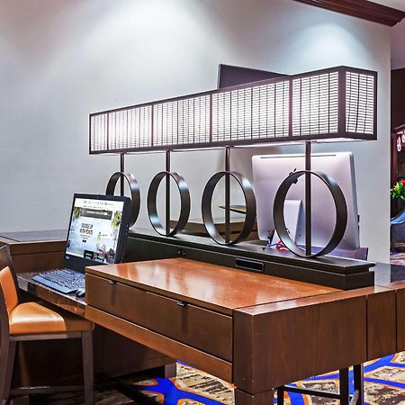 Отель Hilton Уэйко Экстерьер фото