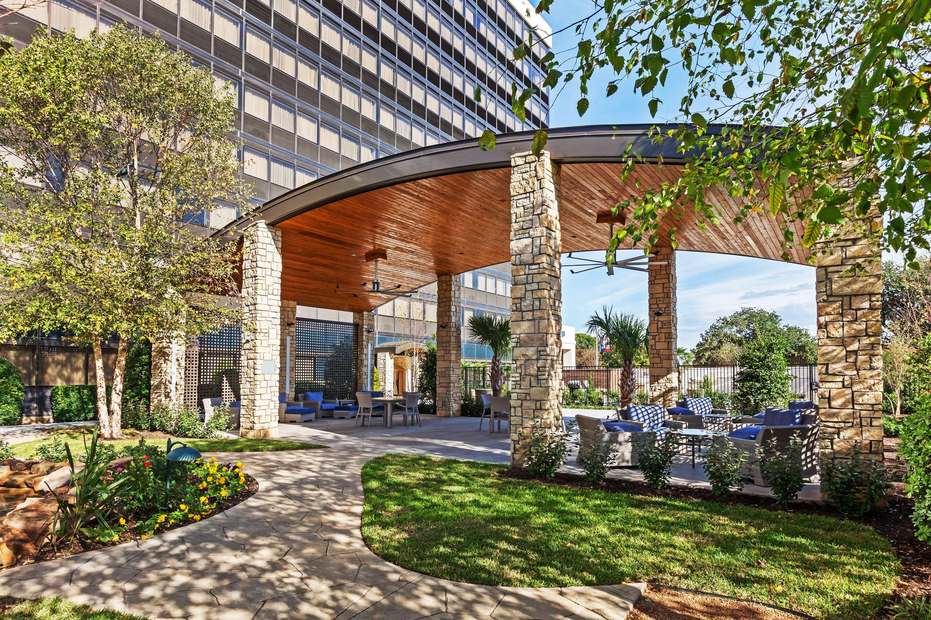 Отель Hilton Уэйко Экстерьер фото
