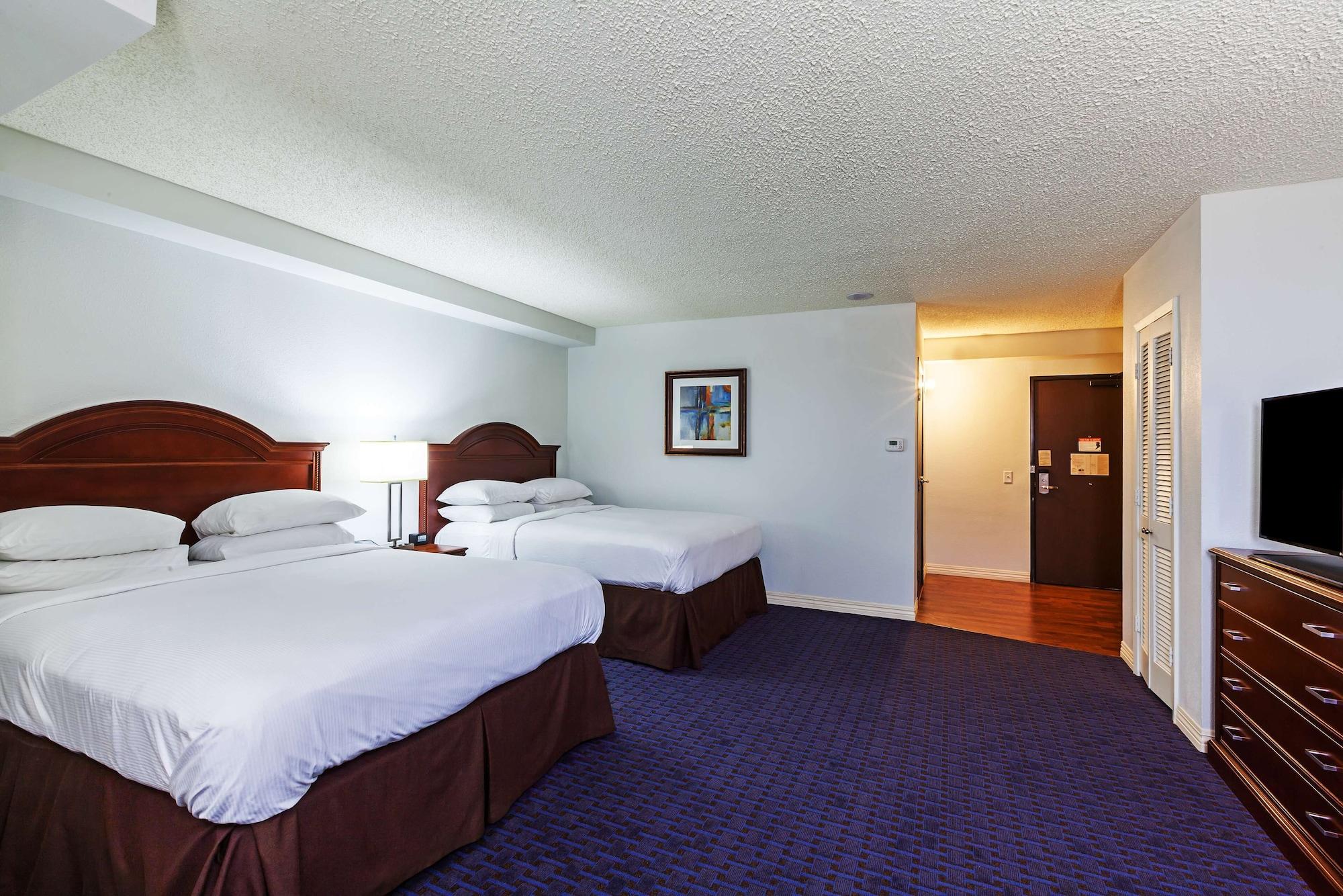Отель Hilton Уэйко Экстерьер фото