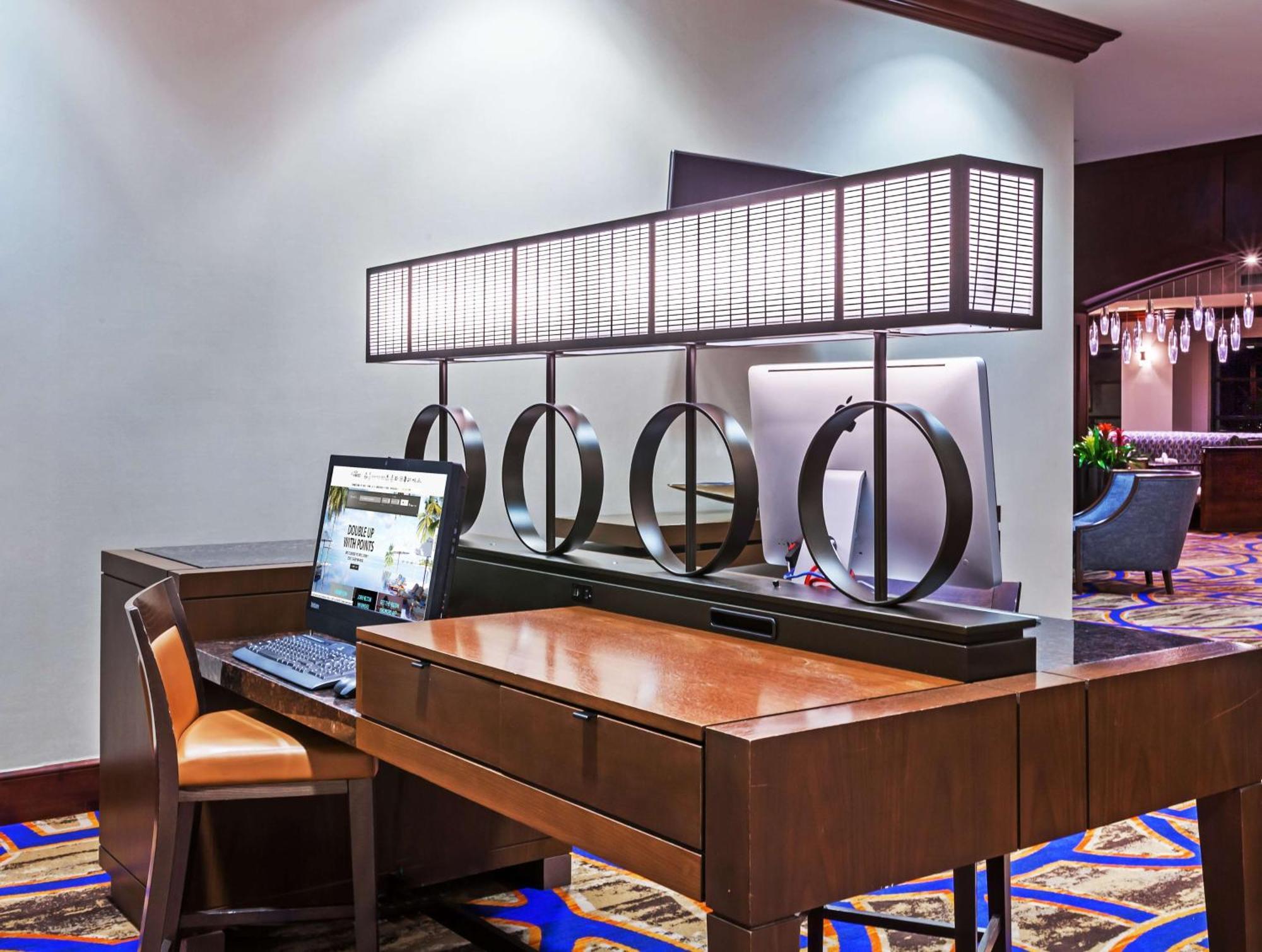 Отель Hilton Уэйко Экстерьер фото