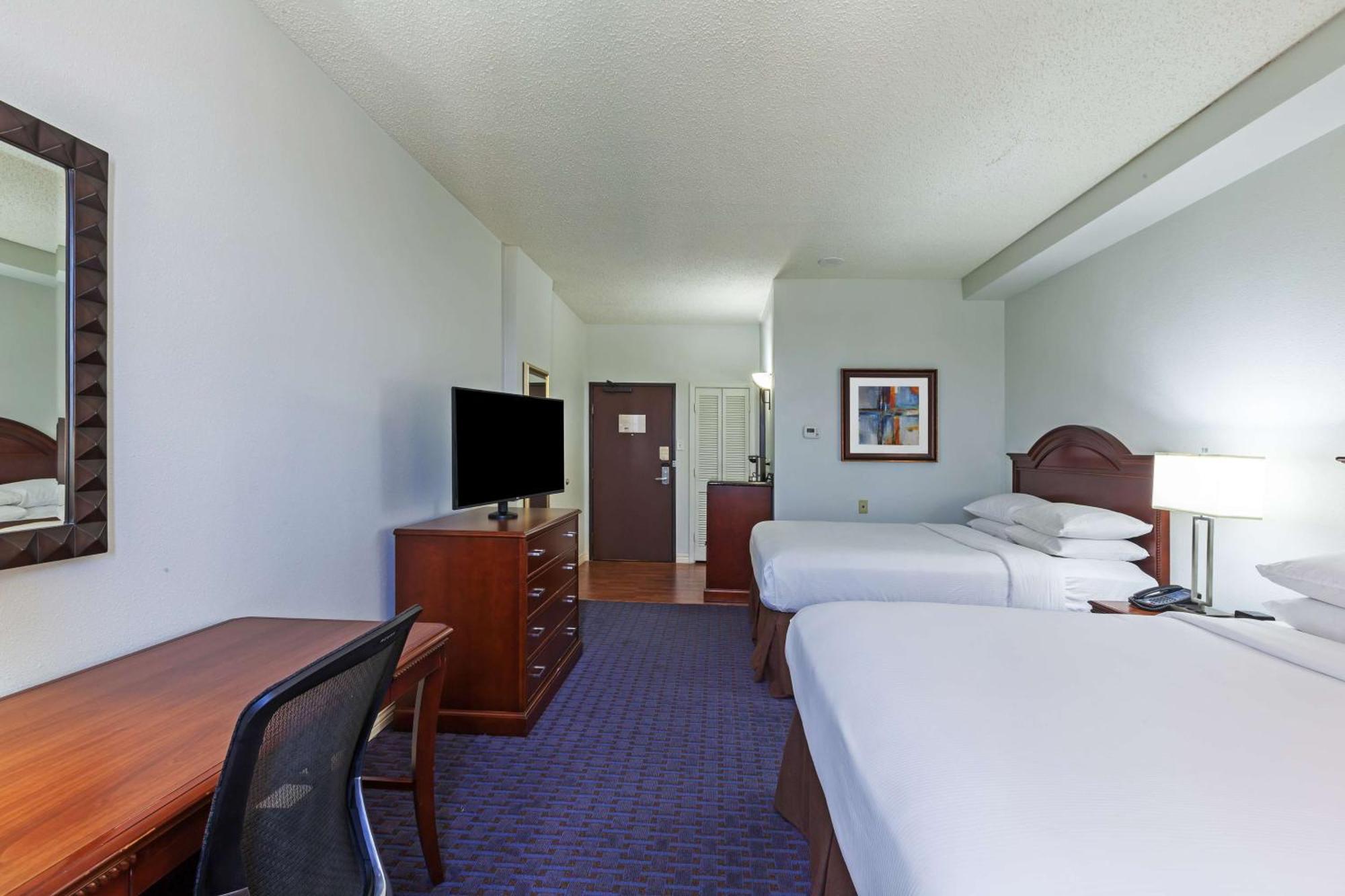 Отель Hilton Уэйко Экстерьер фото