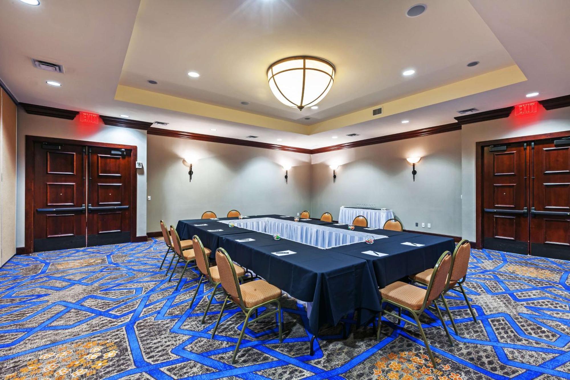 Отель Hilton Уэйко Экстерьер фото
