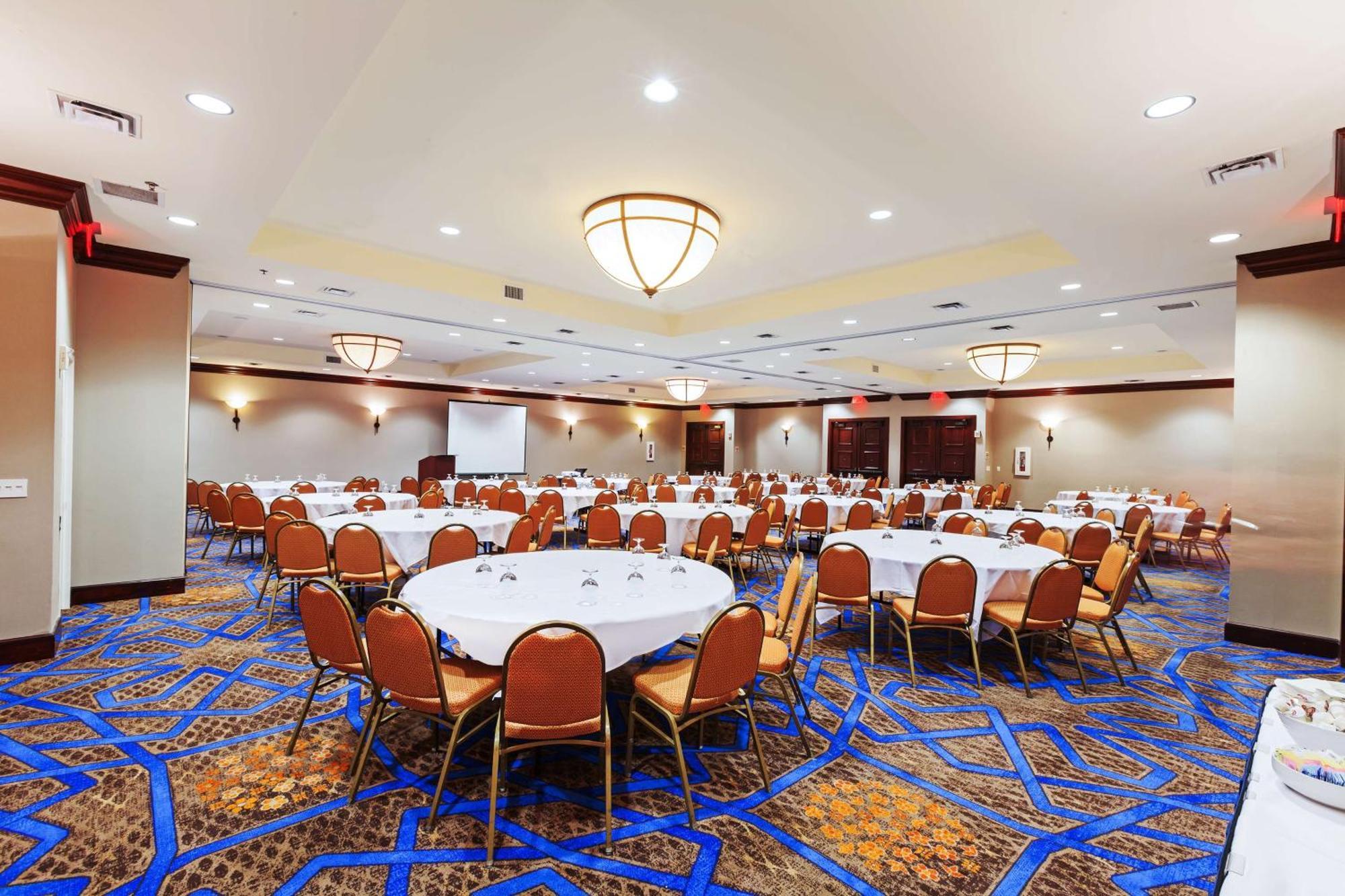 Отель Hilton Уэйко Экстерьер фото